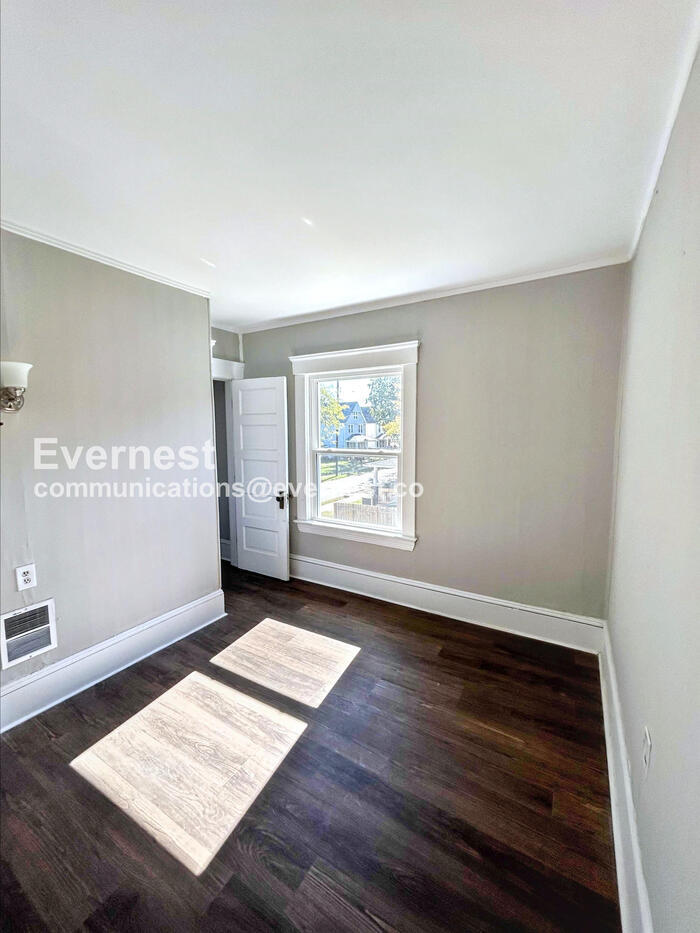 Building Photo - 2216 E 82nd St