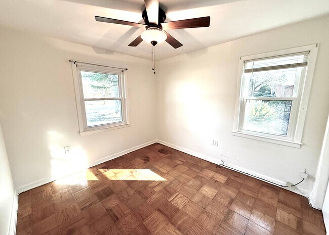 Building Photo - 3 Bedroom Home in Parkland Terrace