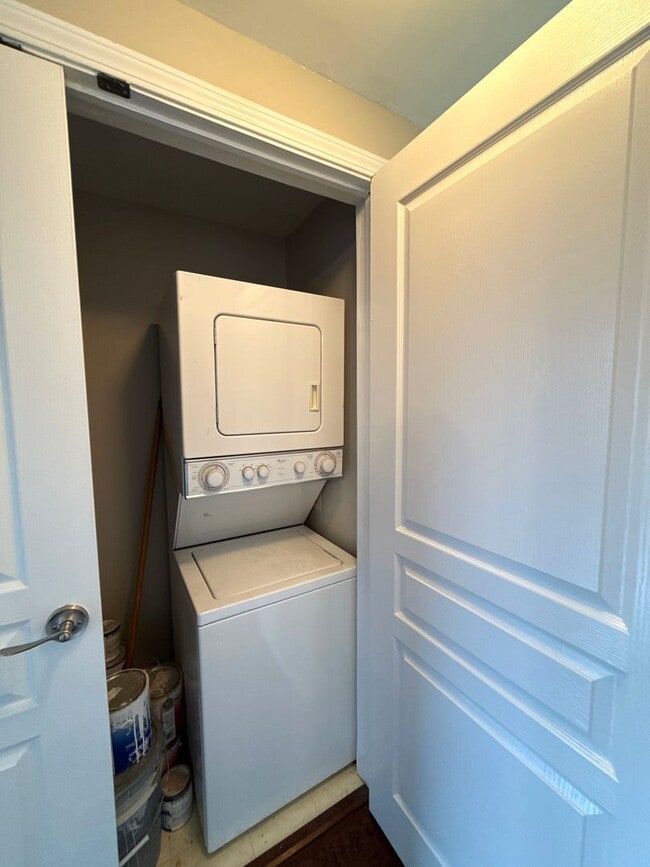 Building Photo - Great Dilworth condo!
