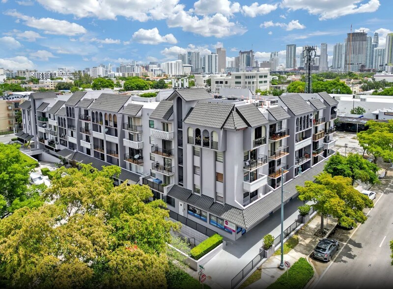 Building Photo - 777 SW 9th Ave