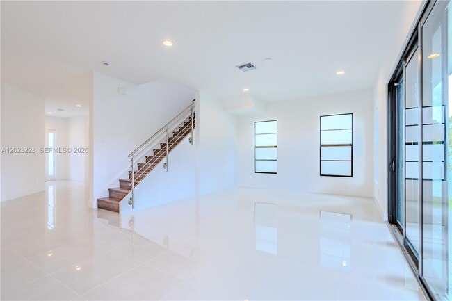 Building Photo - 1427 SW 23rd St