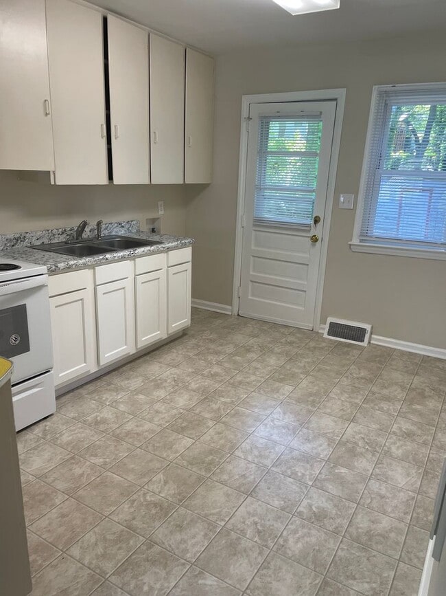 Building Photo - Adorable Duplex Located Off Spring Garden ...