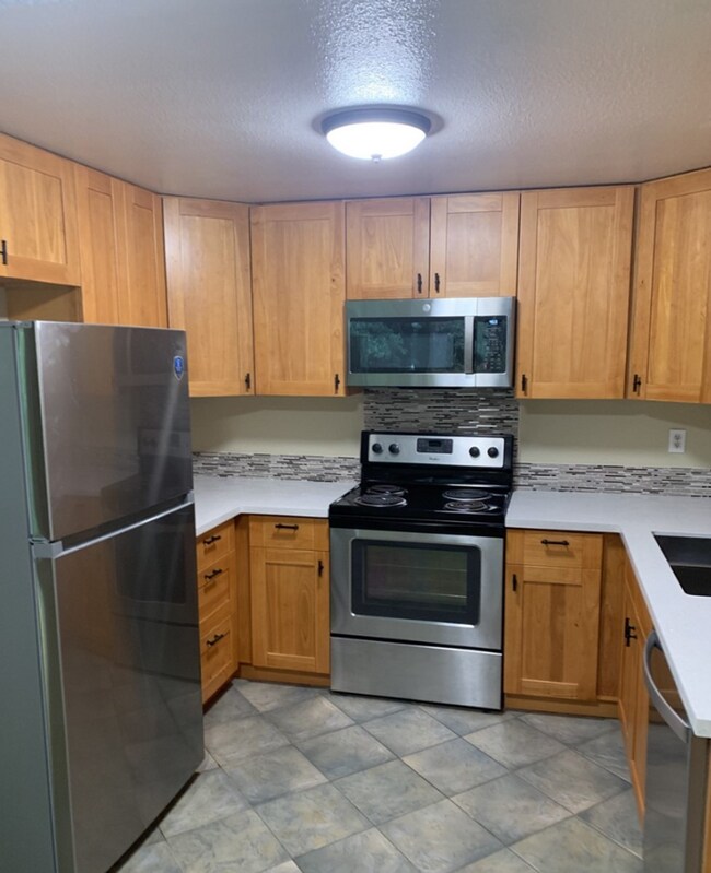 Building Photo - Updated Bellevue Condo with Reserved Parki...