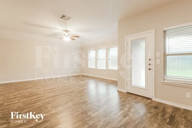 Building Photo - 573 Jamestown Ln