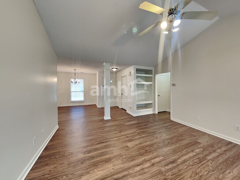 Building Photo - 2804 Robyns Glen Dr