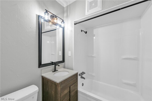 Building Photo - 1353 Phelps Ave