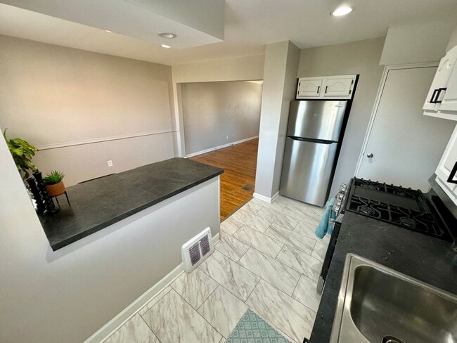 Building Photo - m1139sel