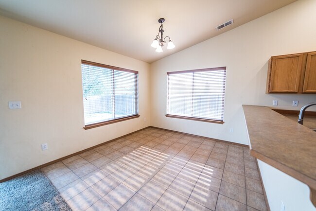 Building Photo - 4 Bedroom 2 Bath Home for Rent