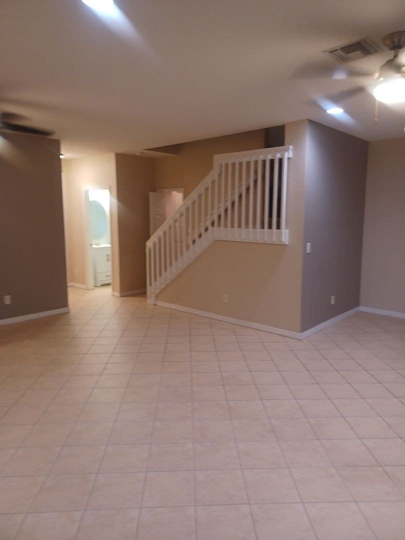Building Photo - Townhouse with Amenities Galore: 3 BR / 2.5 Bath In The Colonnade Community