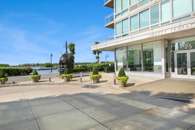 Building Photo - 25 Hudson St