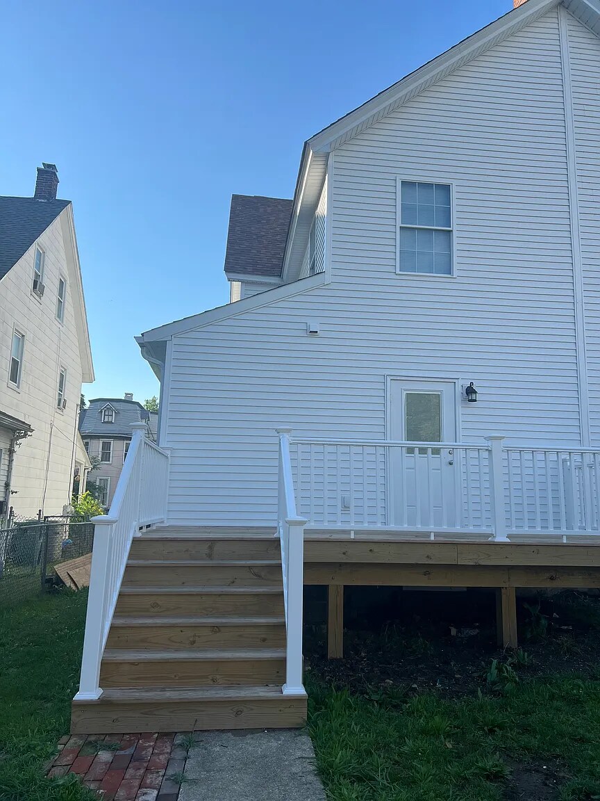 Building Photo - 348 Elm St