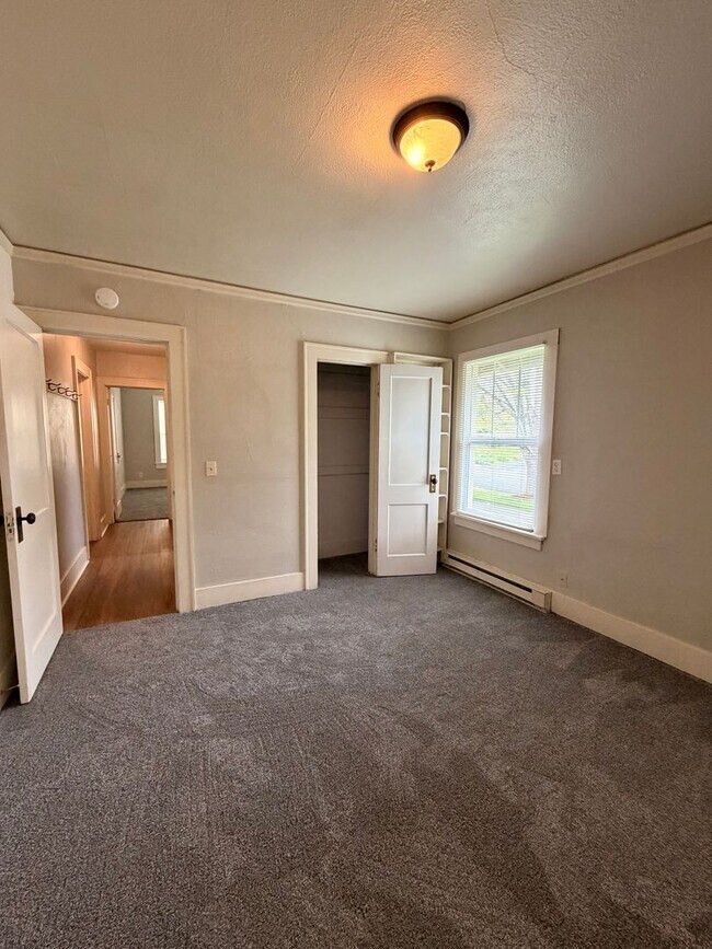 Building Photo - Renovated 2-Bedroom Bungalow close to downtown