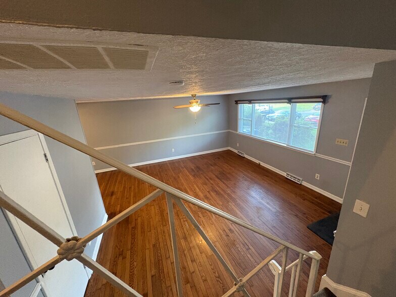 Building Photo - 120 Charles Pl