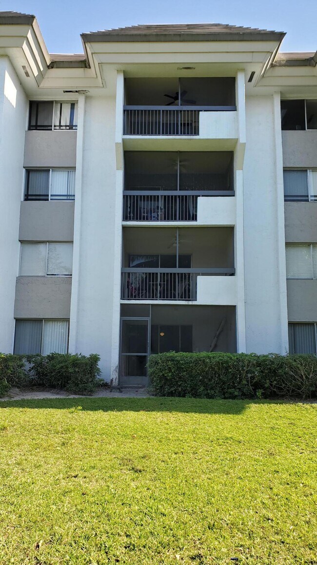 Building Photo - 721 N Pine Island Rd