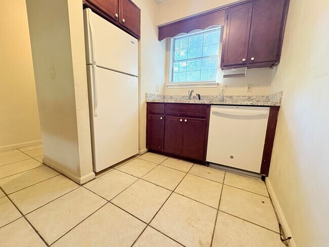 Building Photo - 1864 Sylvan Ct