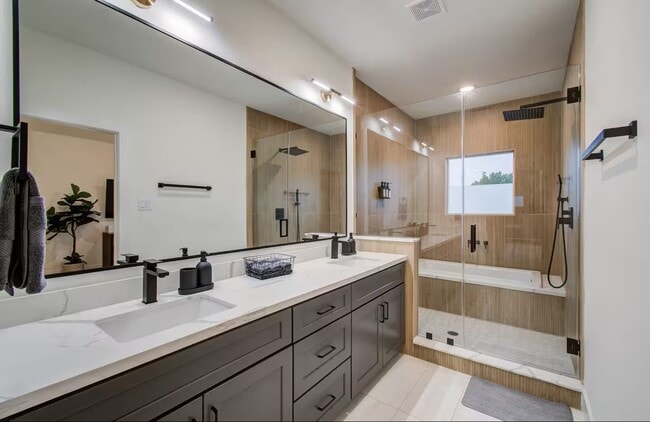 Building Photo - 3311 Daphne St