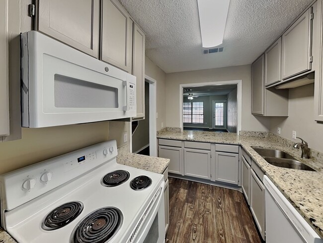 Building Photo - Stylish Candleridge Townhome with Private Patio, HOA Lawn Care & Appliances Included!