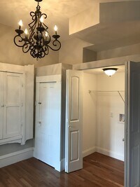 Building Photo - Stunning Large Home near Tower Grove Park