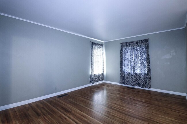Building Photo - Cozy Bungalow in Brookside area, close to shopping for grocery, coffee shops, restaurants and muc...