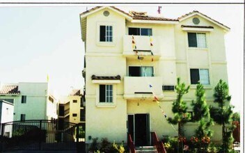 Building Photo - San Salvador Apts