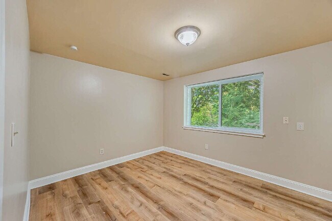 Building Photo - Five-bedroom in Kent, Scenic Hill Neighbor...