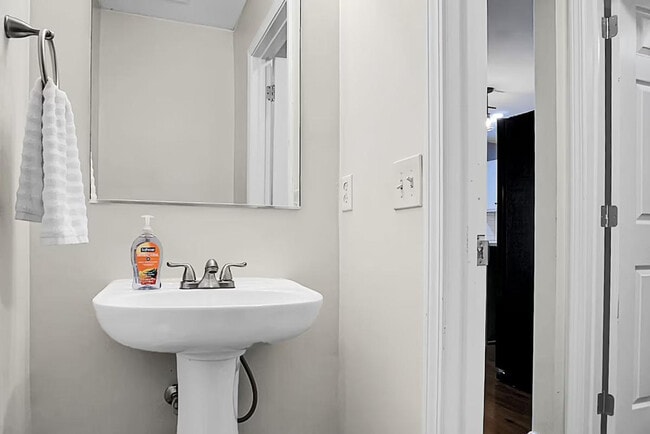 Building Photo - 124 Larkspur Dr