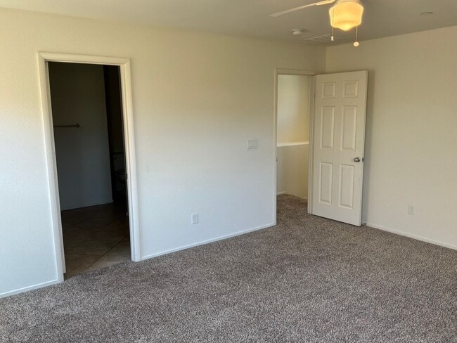 Building Photo - 2 Story detached home 3 bedrooms 2.5 bathrooms 2 car garage