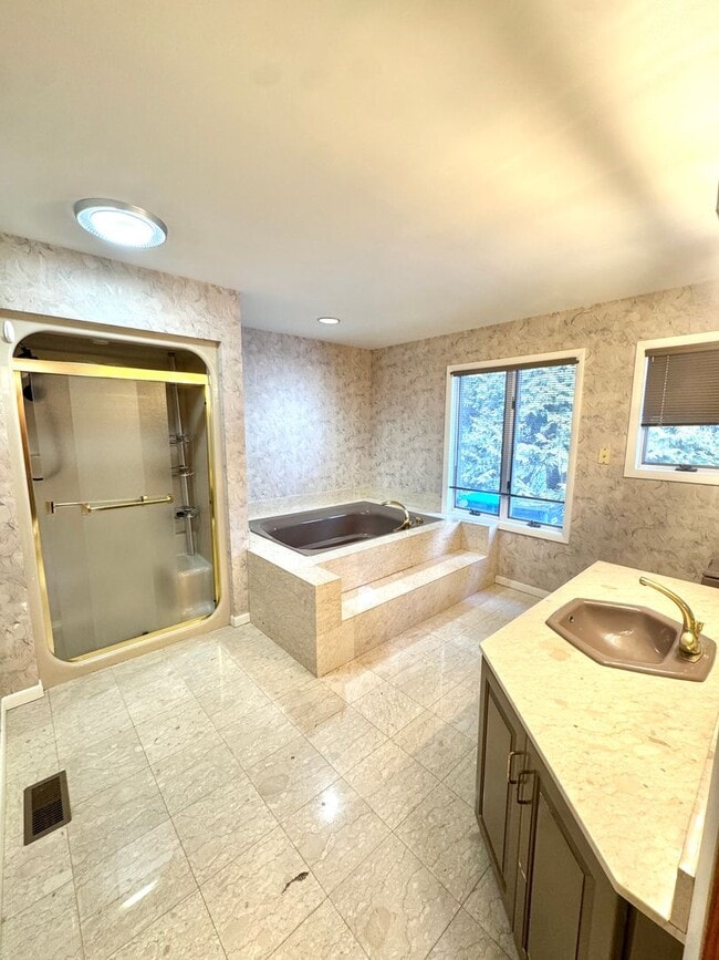 Building Photo - GRAND FIVE BEDROOM HOME