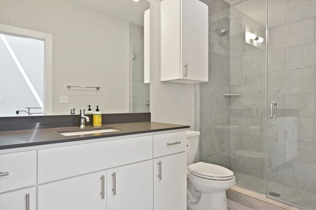 Building Photo - 2002 E 7th St