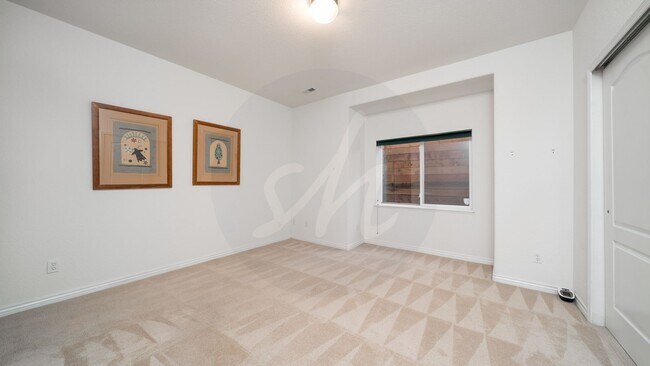 Building Photo - Gorgeous Rancher Located in University Bluffs