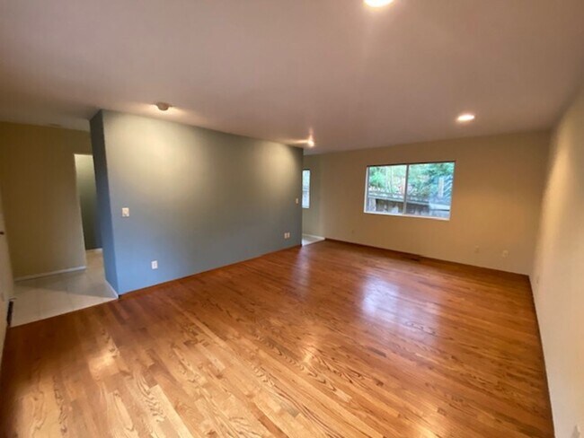 Building Photo - 835 17 Mile Dr