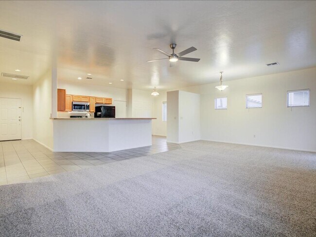 Building Photo - Spacious 3 Bedroom 2 Bathroom Home with Large Backyard & 2 Car Garage!