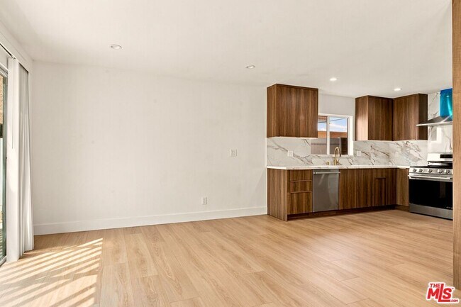 Building Photo - 2214 Dufour Ave