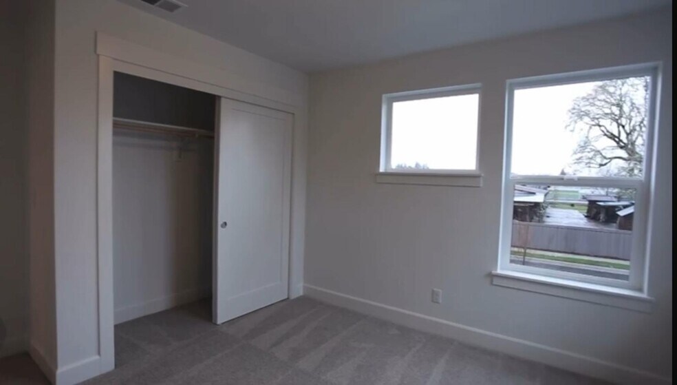 Building Photo - 4960 SE Oakhurst St