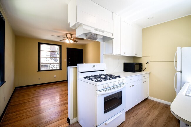 Building Photo - 811 Sul Ross St