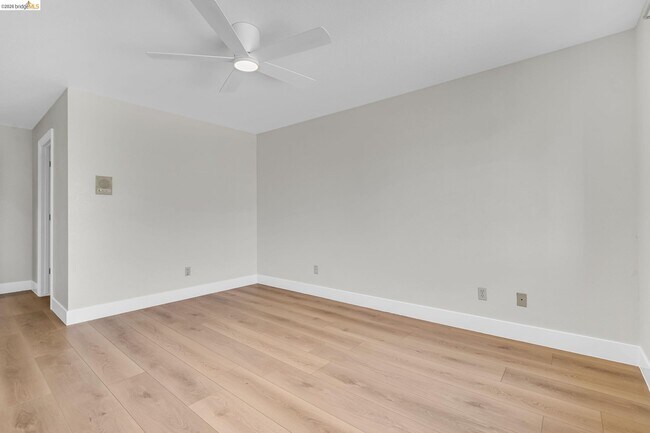 Building Photo - 5650 Edgeview Dr