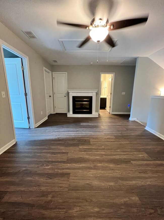 Building Photo - 4Bed/2.5 Bath Townhome!  Move in Special f...