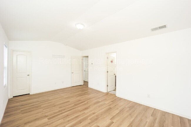 Building Photo - 2835 S Hills