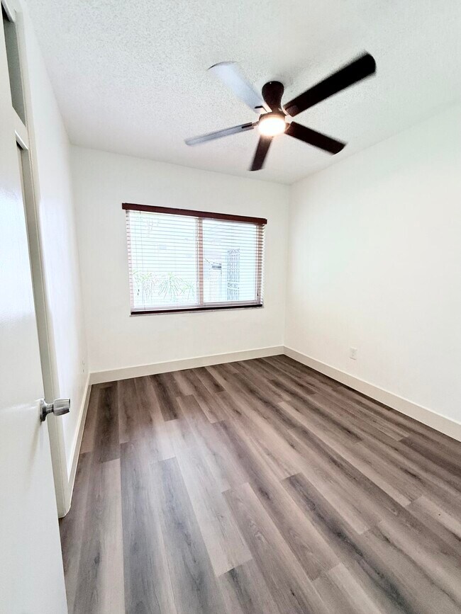Building Photo - 957 W 67th St
