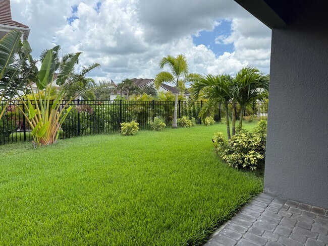 Building Photo - 5 Bedroom 4 Bath W/Office & 3-Car Garage (...