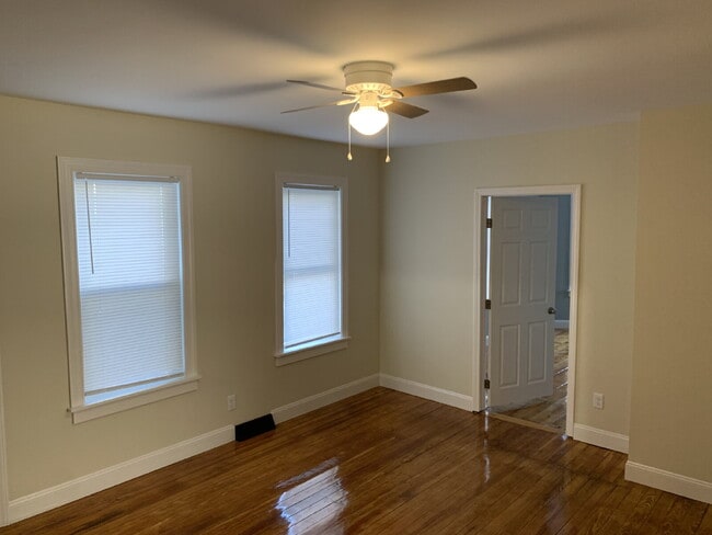 Building Photo - 1ST FLOOR!  3-bedroom unit located on a quiet dead-end street!