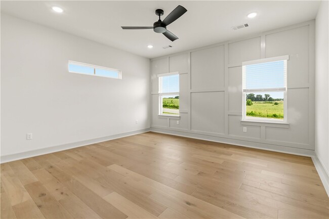 Building Photo - 910 Trestle Ln