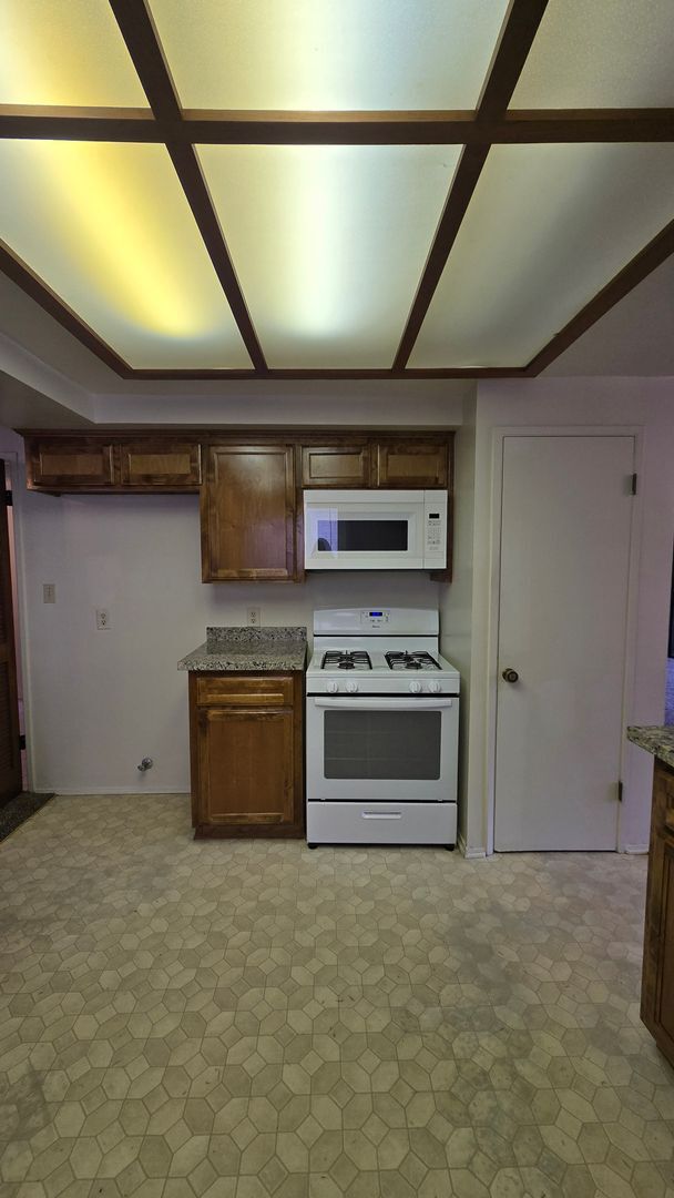 Building Photo - 4147 Pinewood Lake Dr