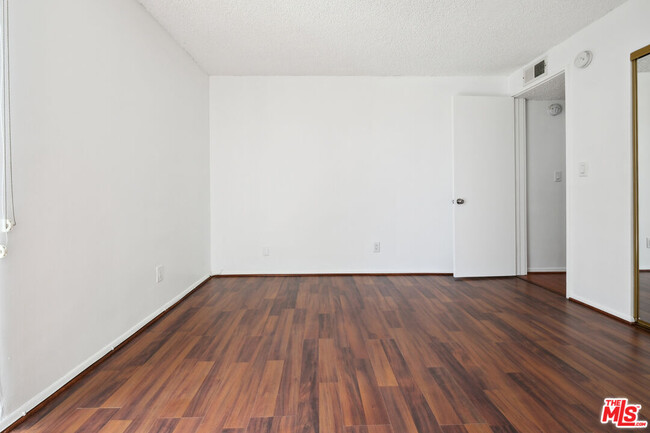 Building Photo - 6515 Green Valley Cir