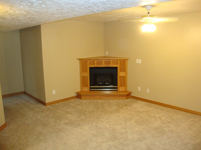 Building Photo - Great 4 bed Duplex