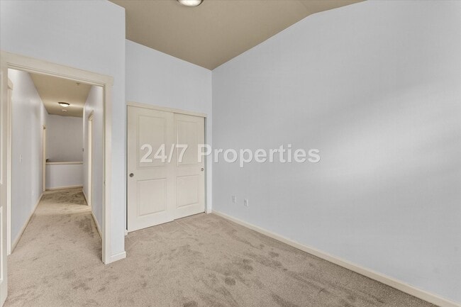Building Photo - *MOVE-IN SPECIAL!* 3 BD I 2.5 BA Beaverton Townhome