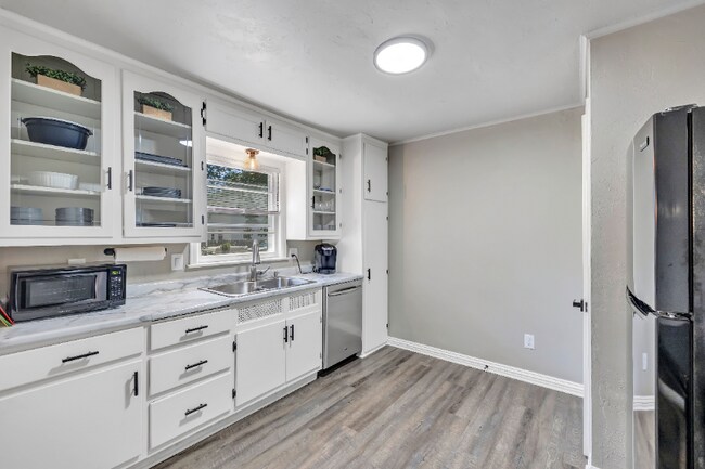 Building Photo - 710 Grignon St