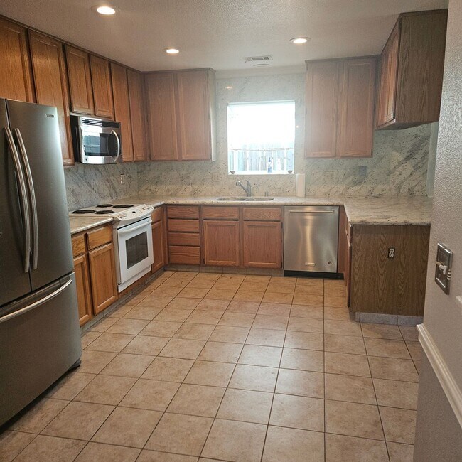 Building Photo - Spacious Open Floor Plan Close to Schools ...