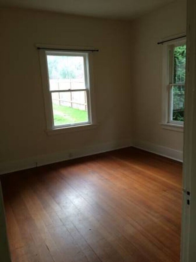 Building Photo - 516 N 6th St