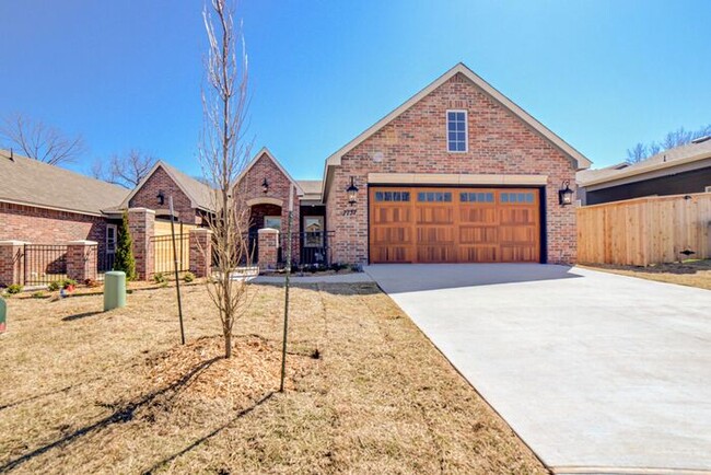 Building Photo - 3/2/2 Patio Home! Lawncare included